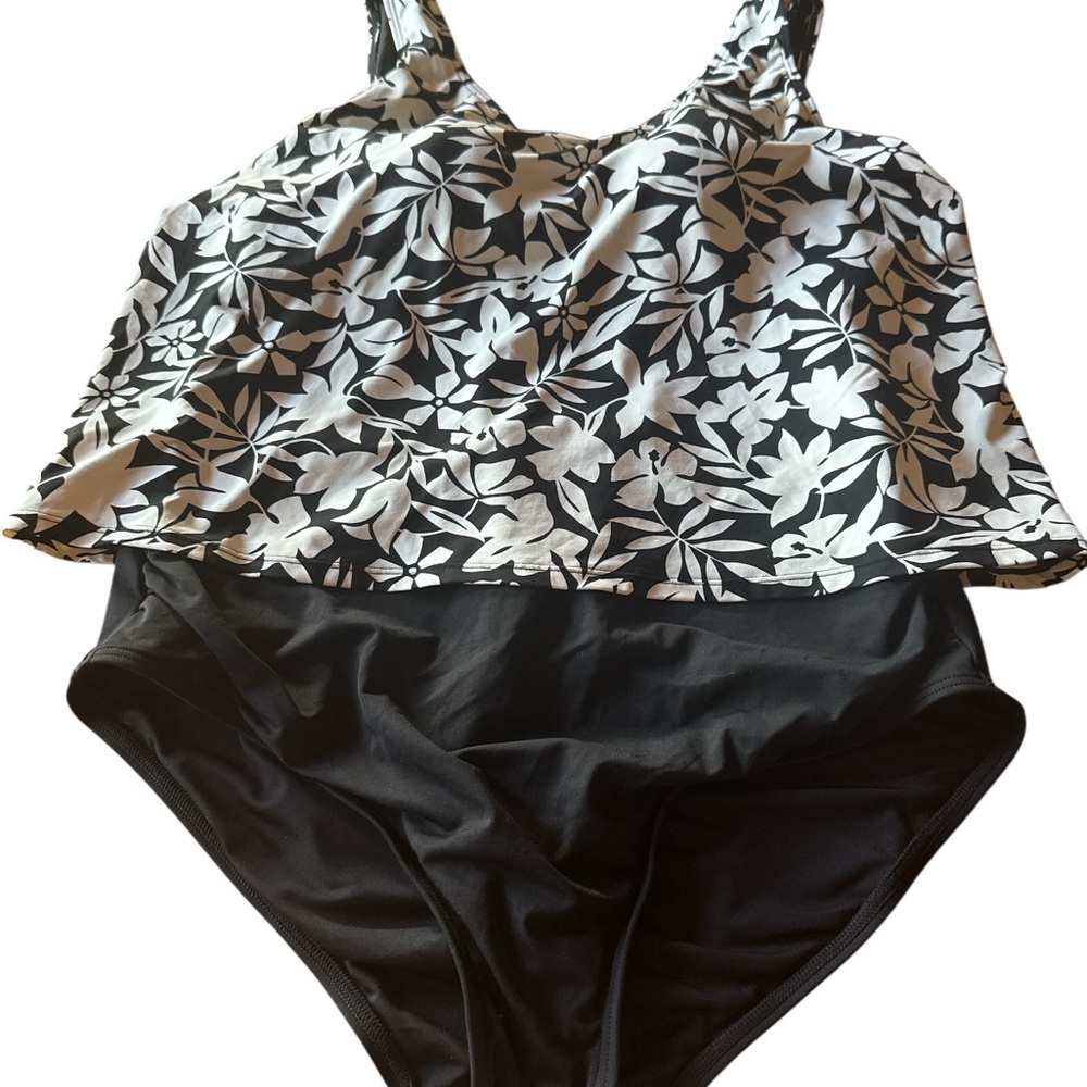 Lands' End  Women’s Scoop Neck Black and White One Piece Swimsuit‎ Size 14-16